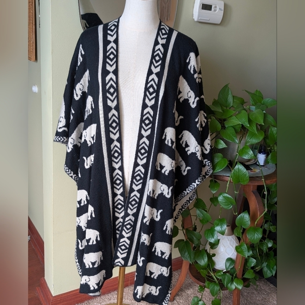 Black & Cream Elephant Pattern Boho Aztec Reversible Knit Sweater Wrap - Picture 13 of 15